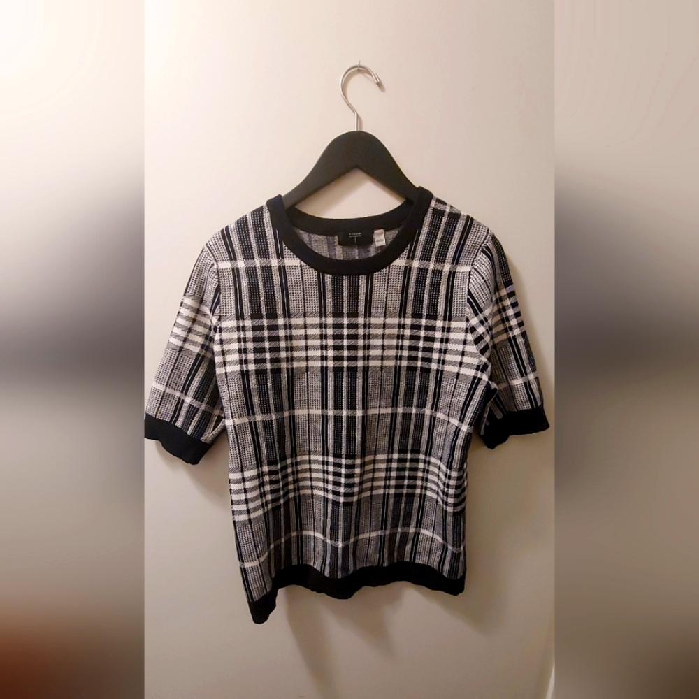 Short sleeve sweater